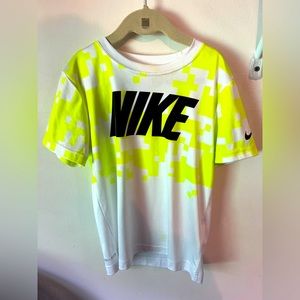 The NIKE TEE kids shirt neon dri-fit